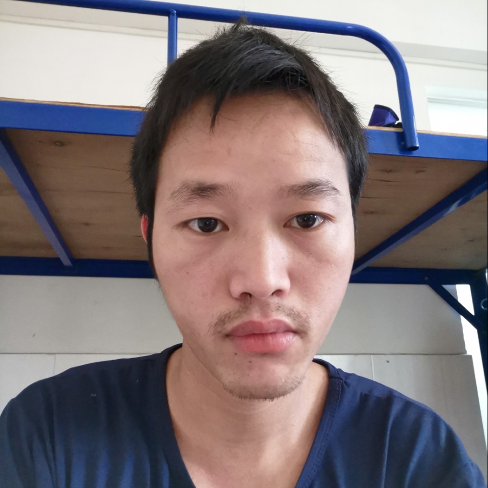 年轻爱化羽的照片