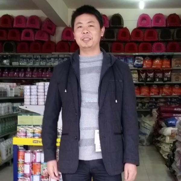 体贴拿信封的照片