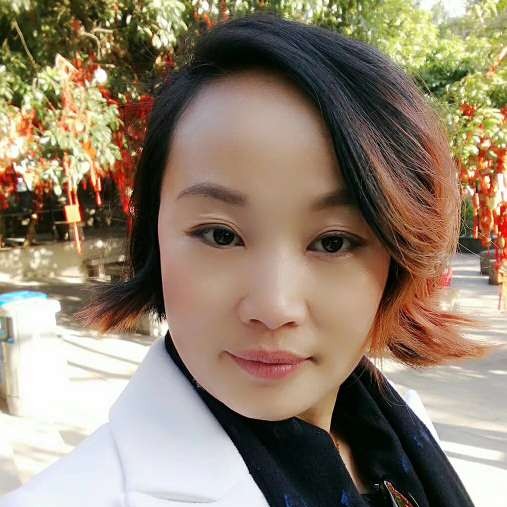 眯眯眼还蓝天的照片