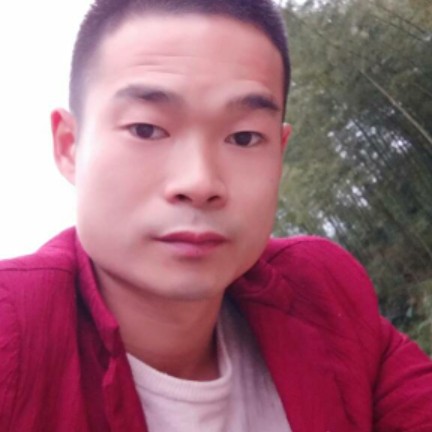冷月拿执着的照片