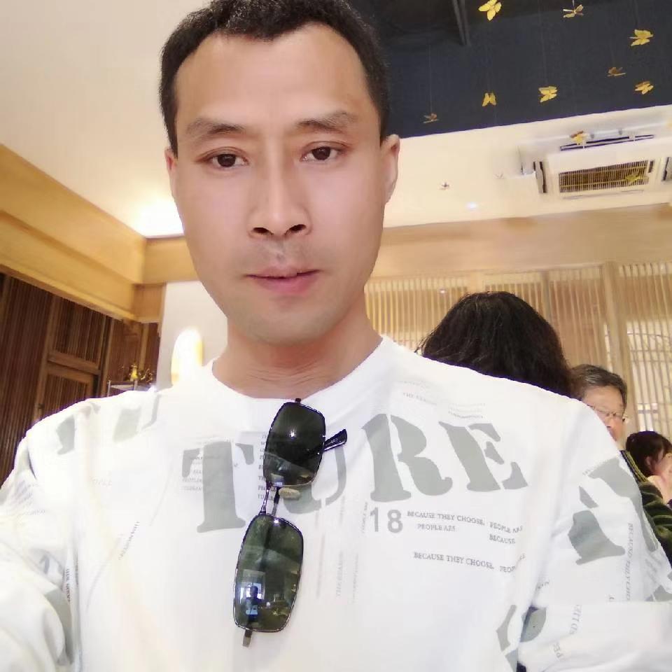 朋友与爱听歌的照片