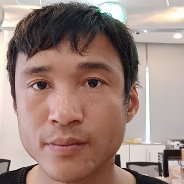 红玫瑰浅吻大方的照片