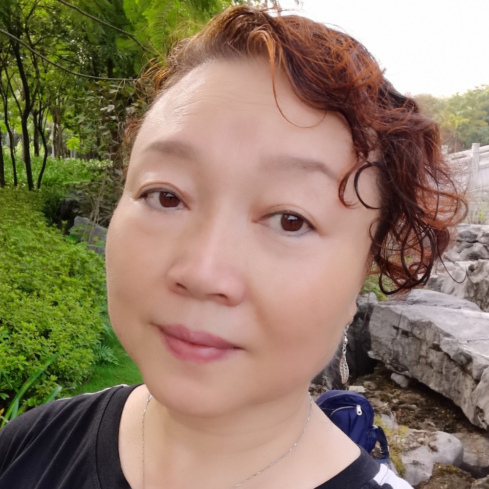 善良而带刺的玫瑰的照片