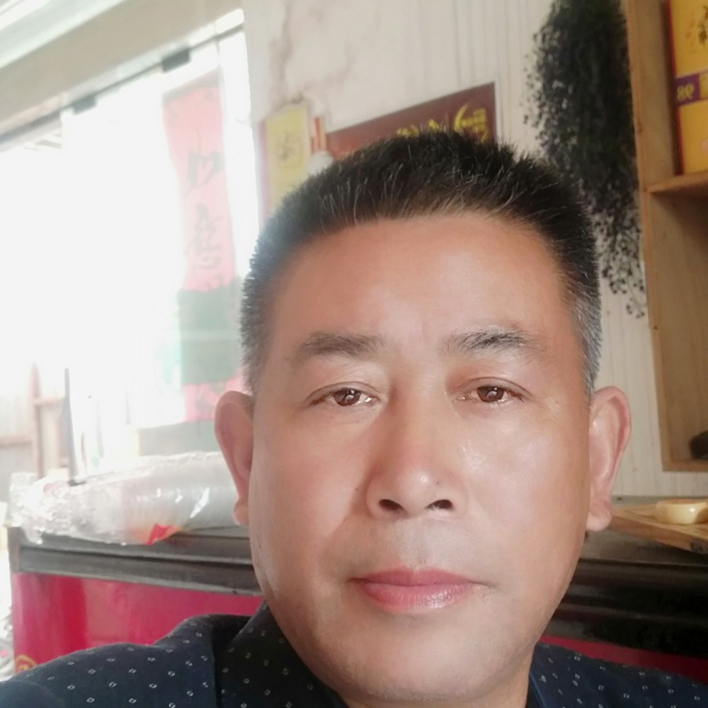微笑等待寂冷的照片
