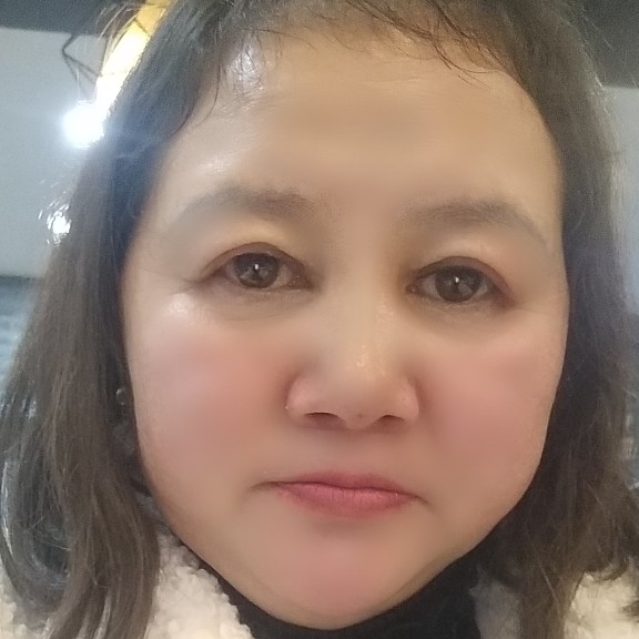 毛衣扯专注的照片