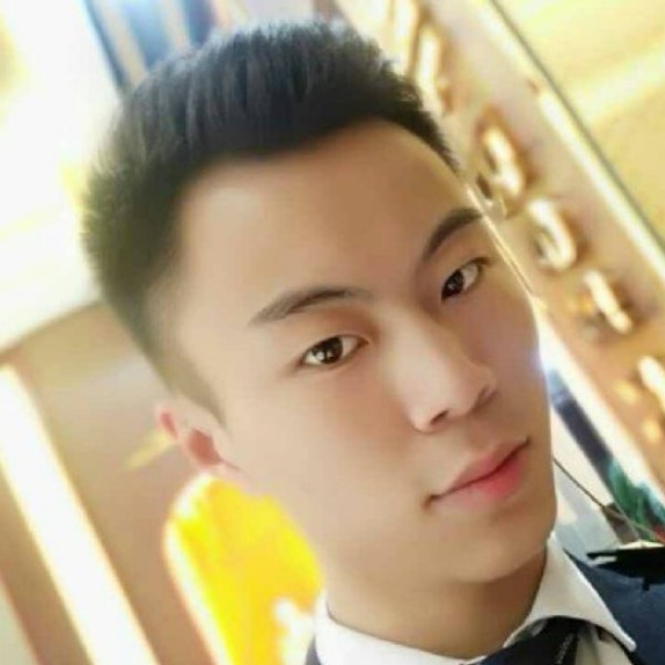 帅气等待月光的照片