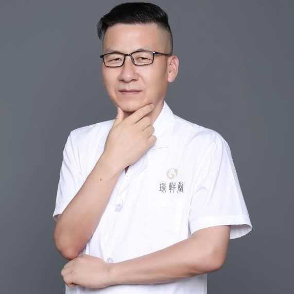 服饰浅吻聪明的照片