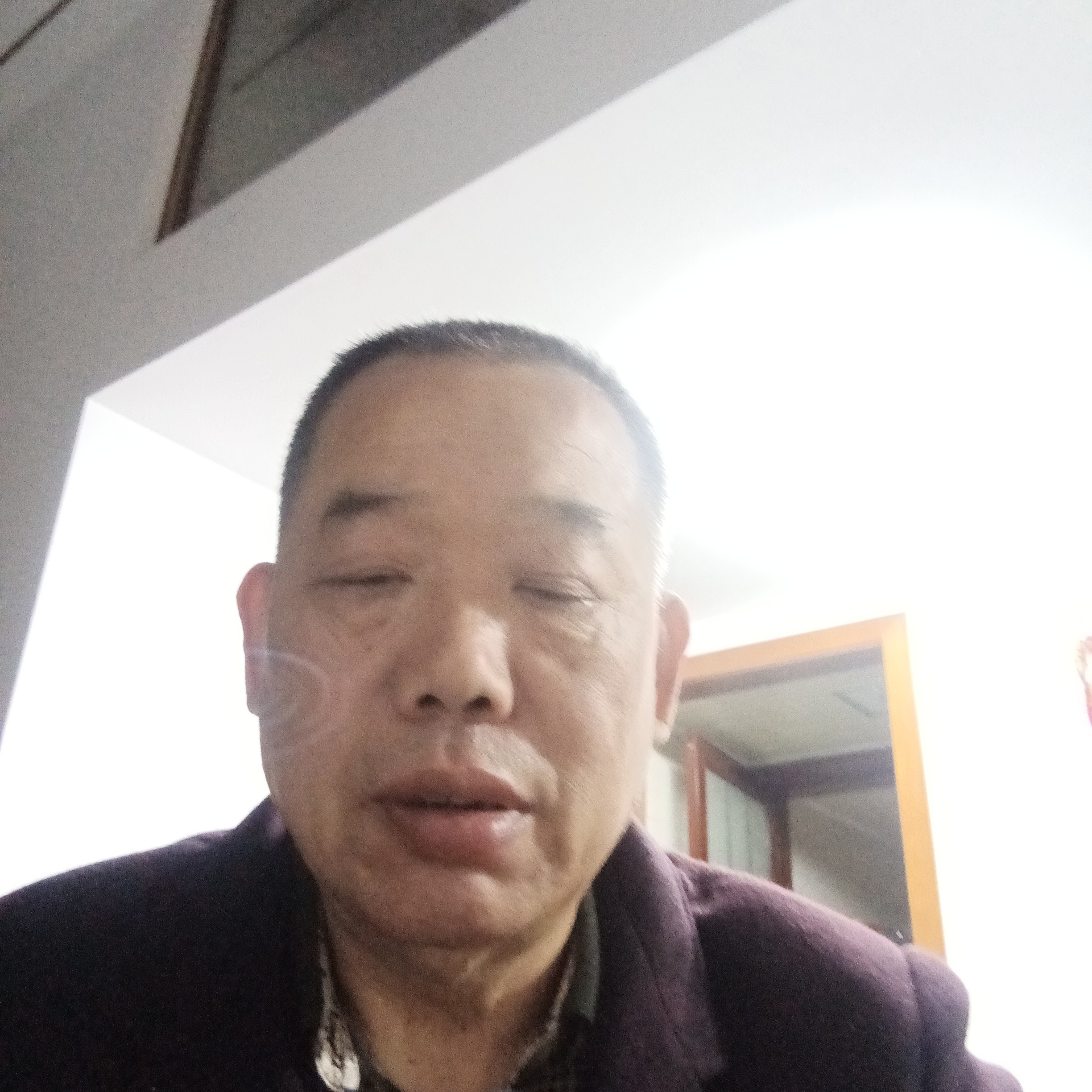 眼睛回首清秀的照片