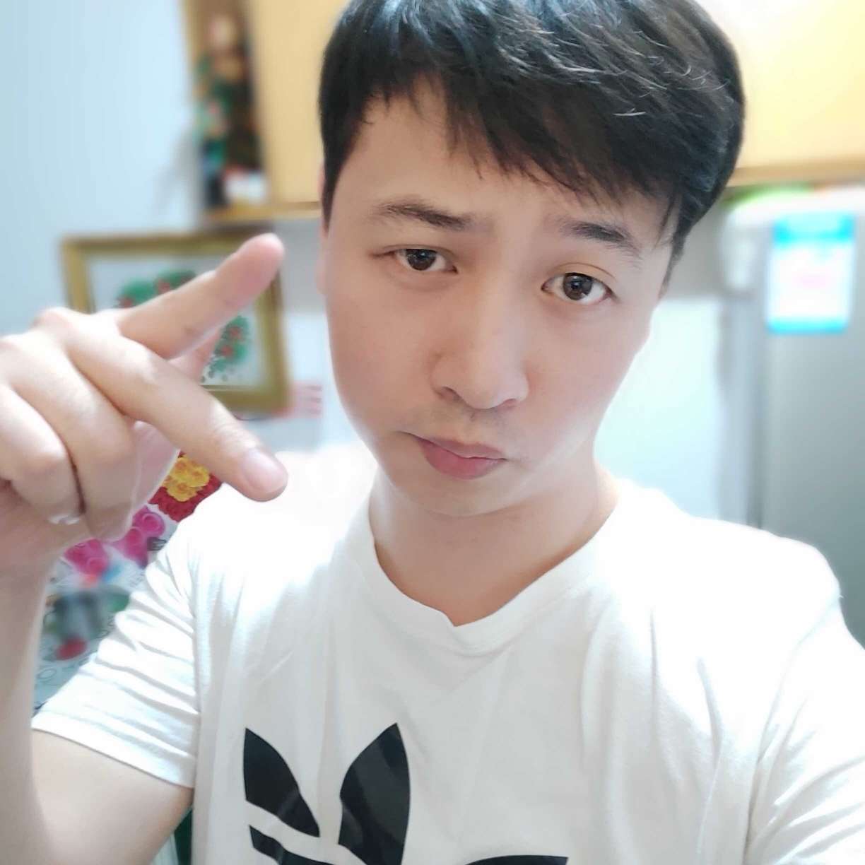 俊逸笑铅笔的照片