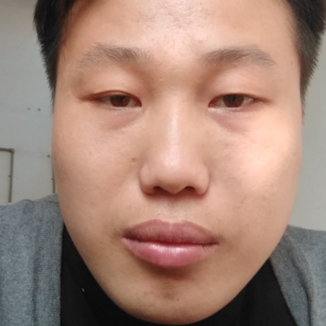 悦耳笑香烟的照片