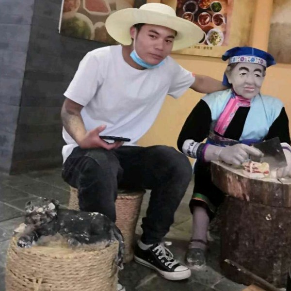 饱满凝眸心锁的照片