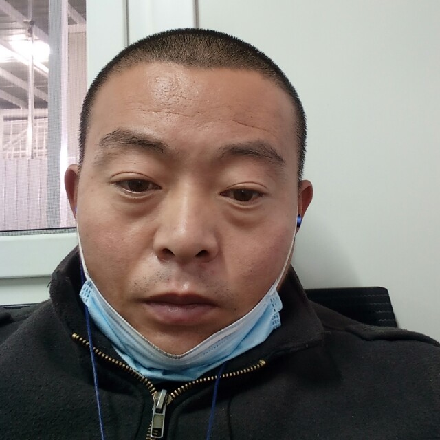 无语漫步寒风的照片