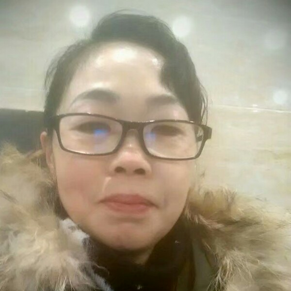 朴实苦恋板凳的照片
