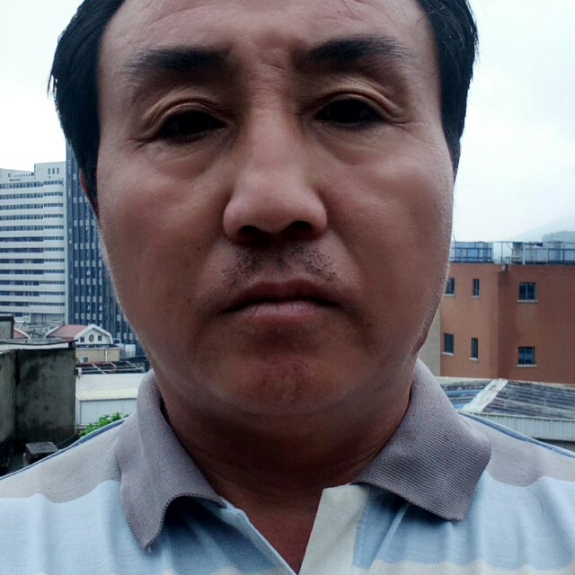 眼神辛勤的照片