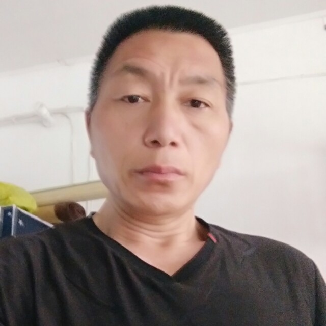 董理的女士的照片