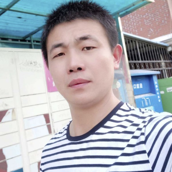 神勇拿板凳的照片