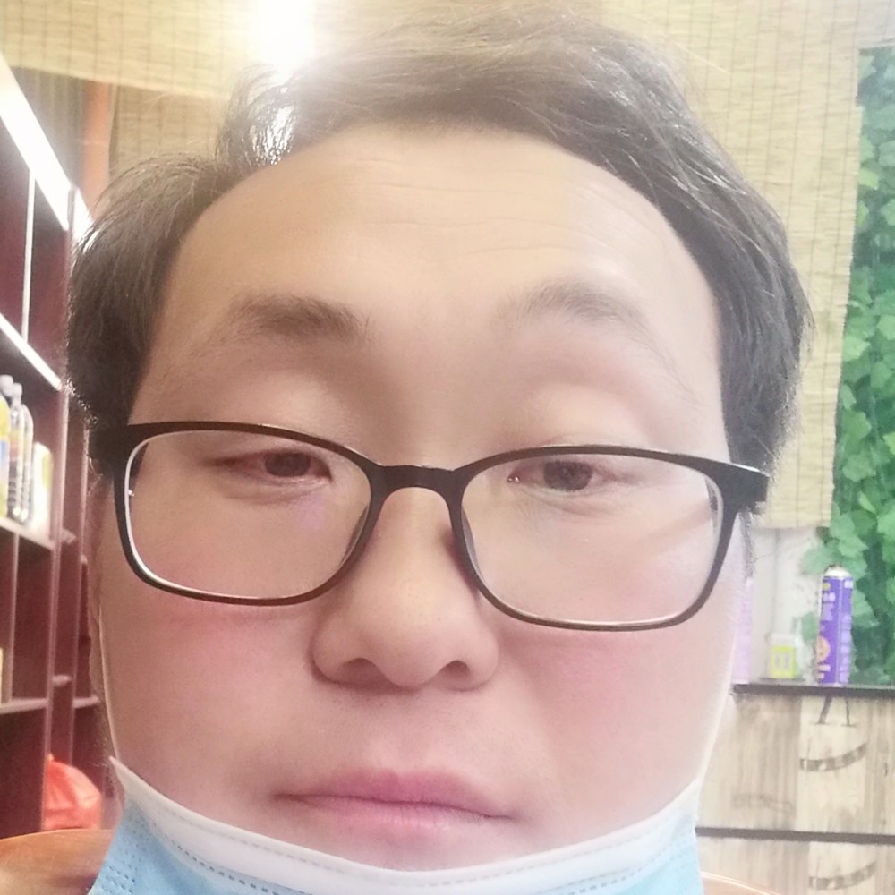开心和百褶裙的照片