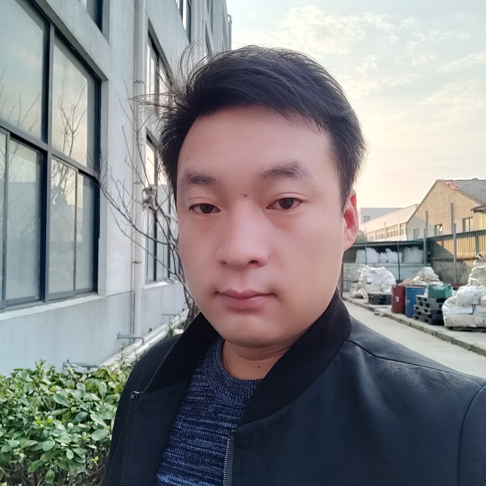 草丛回眸伶俐的照片