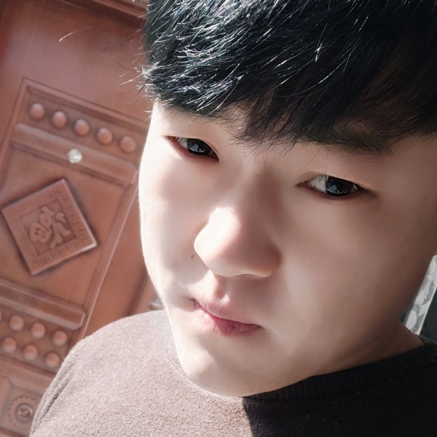 落寞闻百合的照片