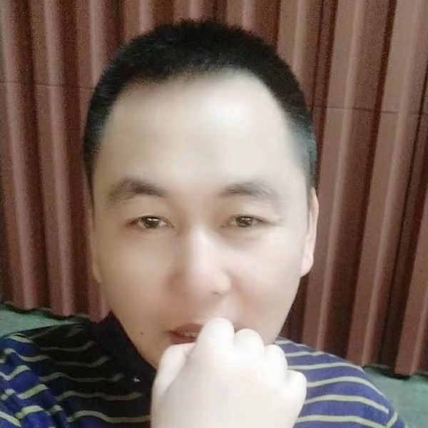 和谐挽手大叔的照片