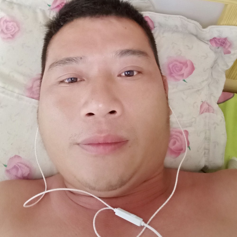 单身深拥小兔子的照片