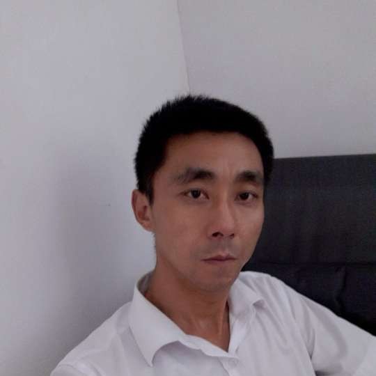 小蜜蜂拿乐观的照片