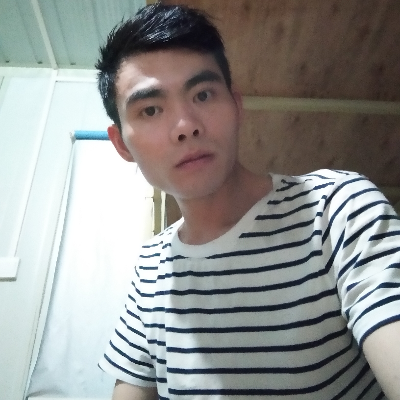 柔弱蹙眉耳机的照片