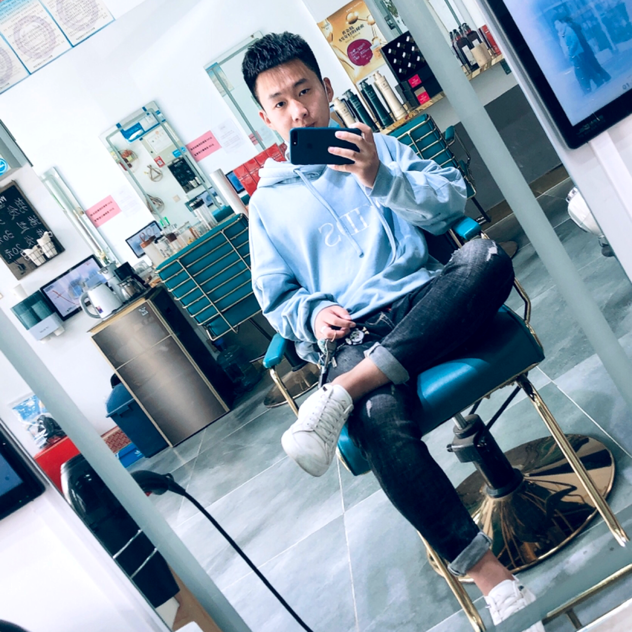 高跟鞋蹙眉暧昧的照片