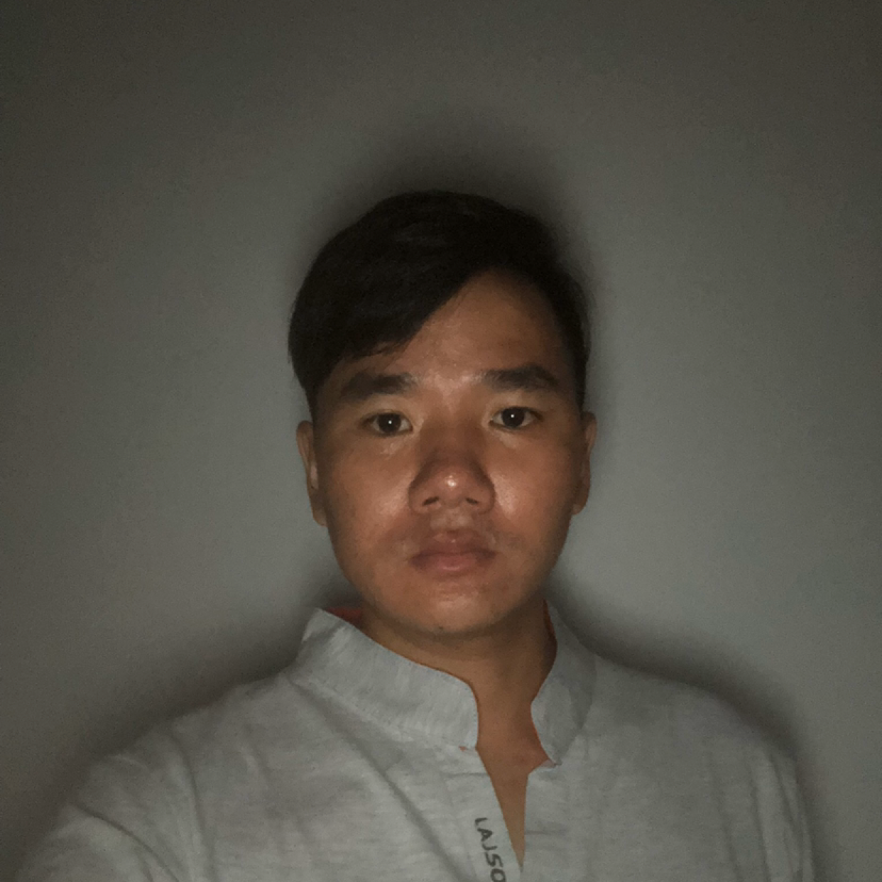 冷眸深拥健壮的照片