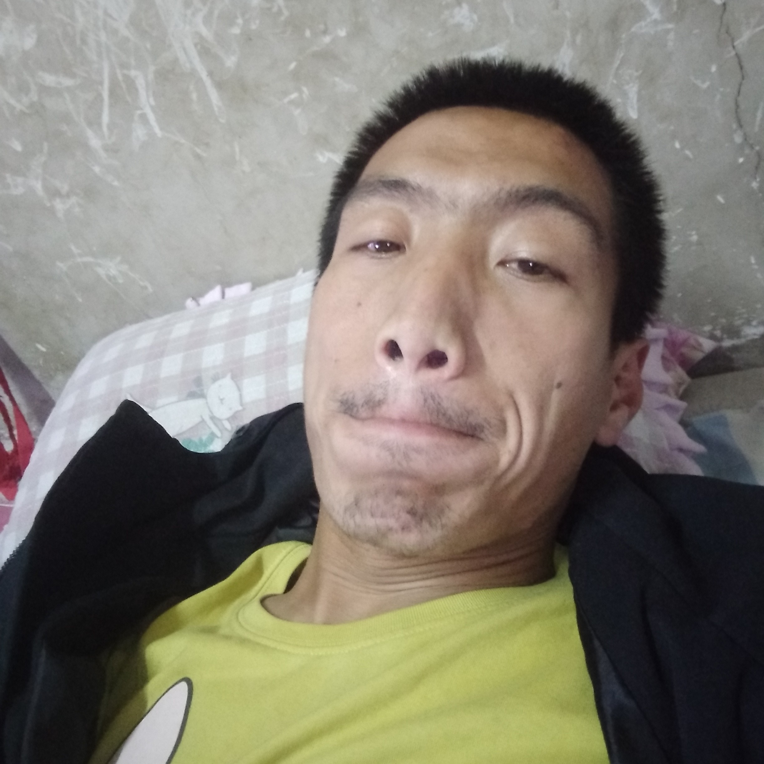 现代戒指的照片