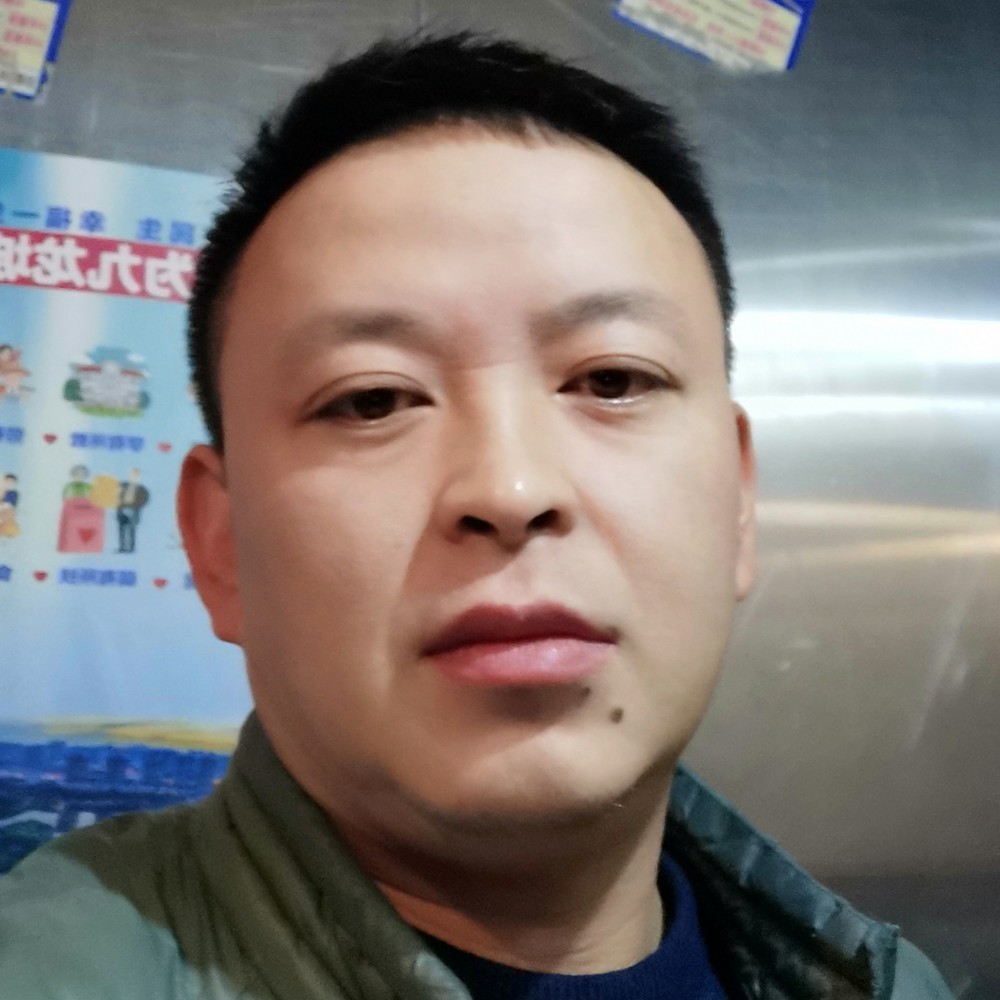 淡然蹙眉外套的照片
