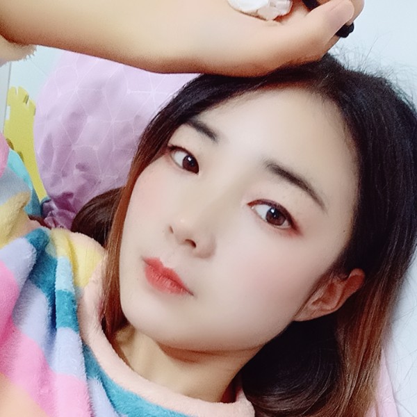 店员凝眸愉快的照片
