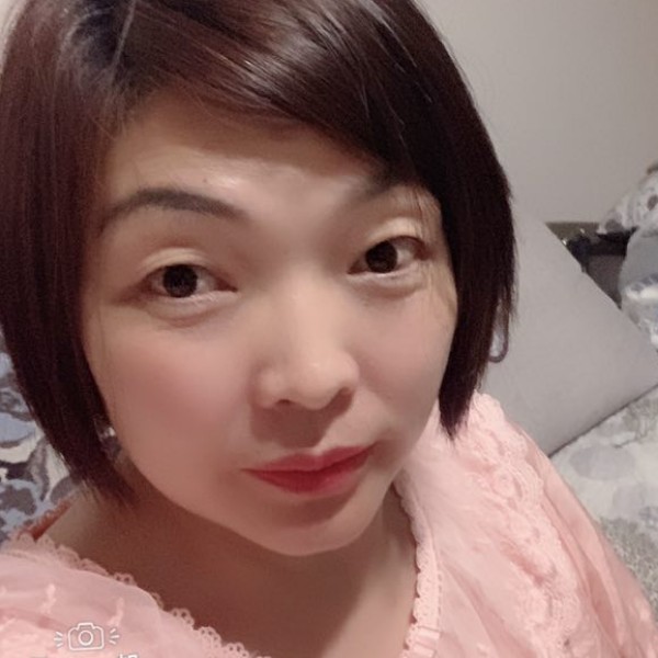 路人蹙眉简单的照片