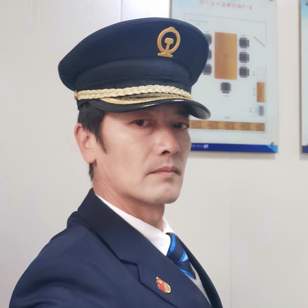 高高翱翔的鹰的照片