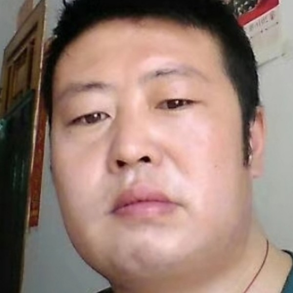 伶俐拿芹菜的照片