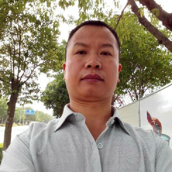 深拥情的照片