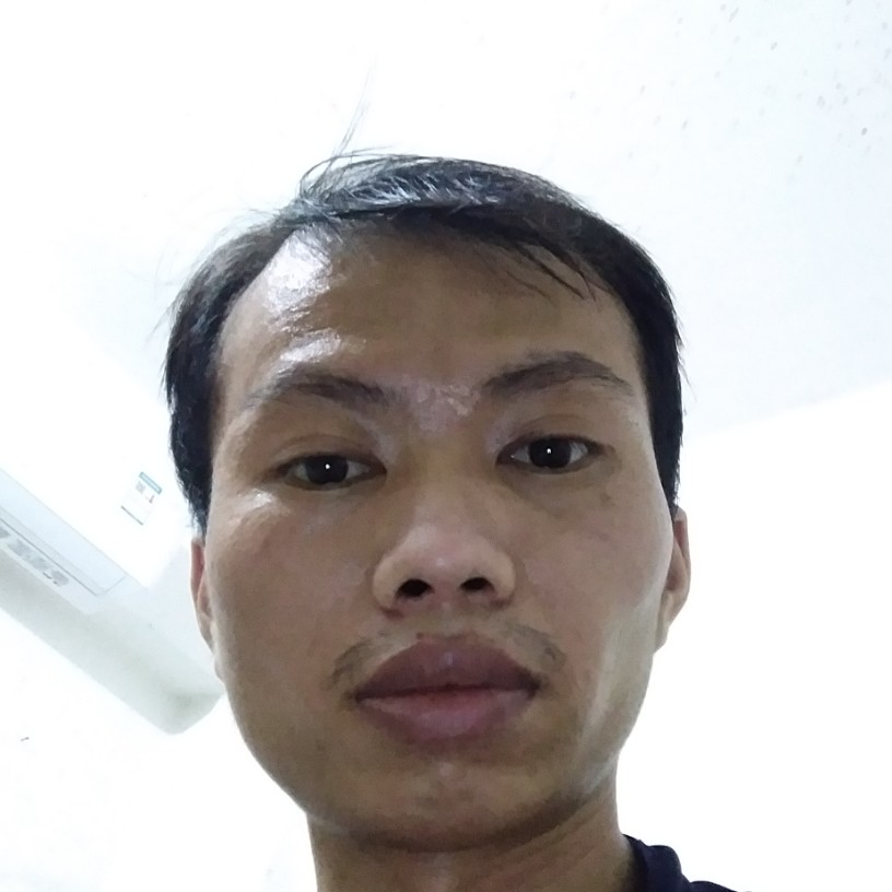 年轻深拥朋友的照片