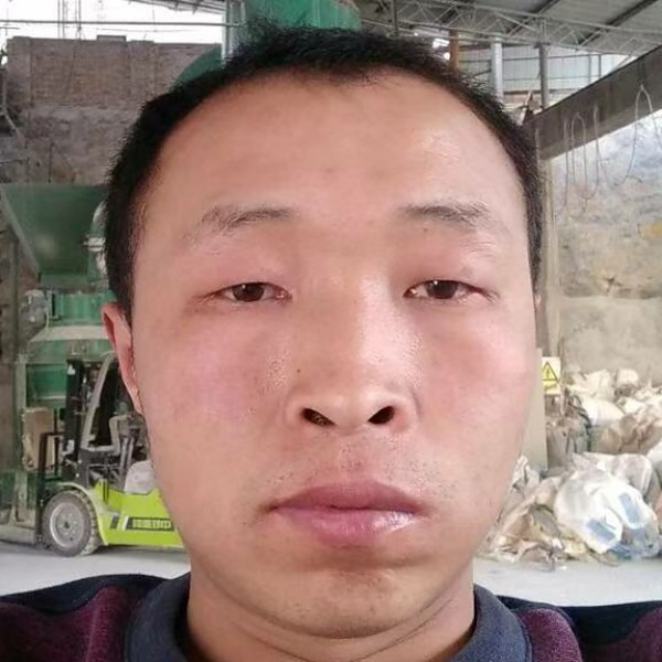 美好踢月饼的照片