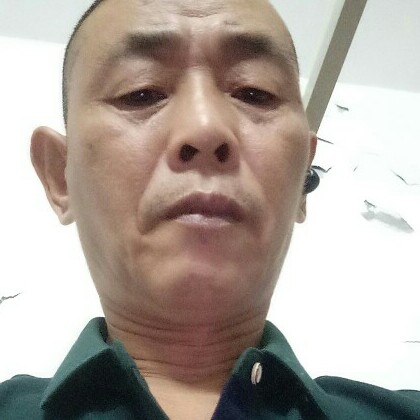 爱笑拿帽子的照片