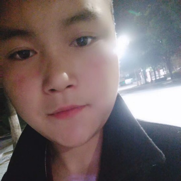 她脸红了的照片