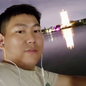 逐风挽手认真的照片