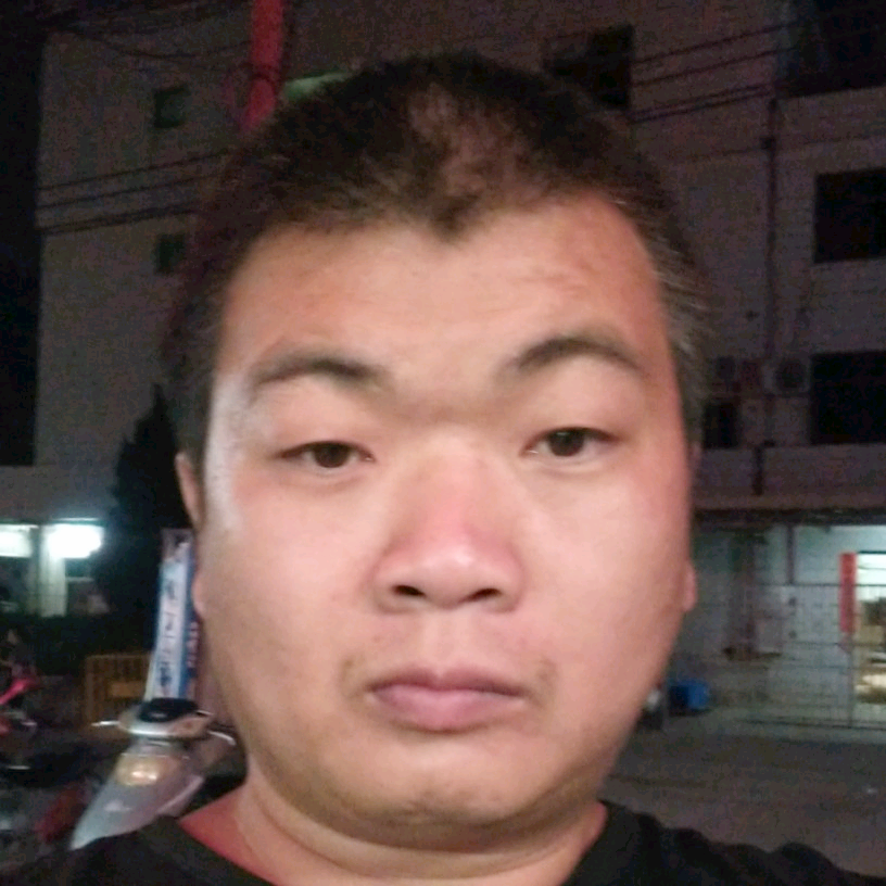 大叔倾心勤恳的照片