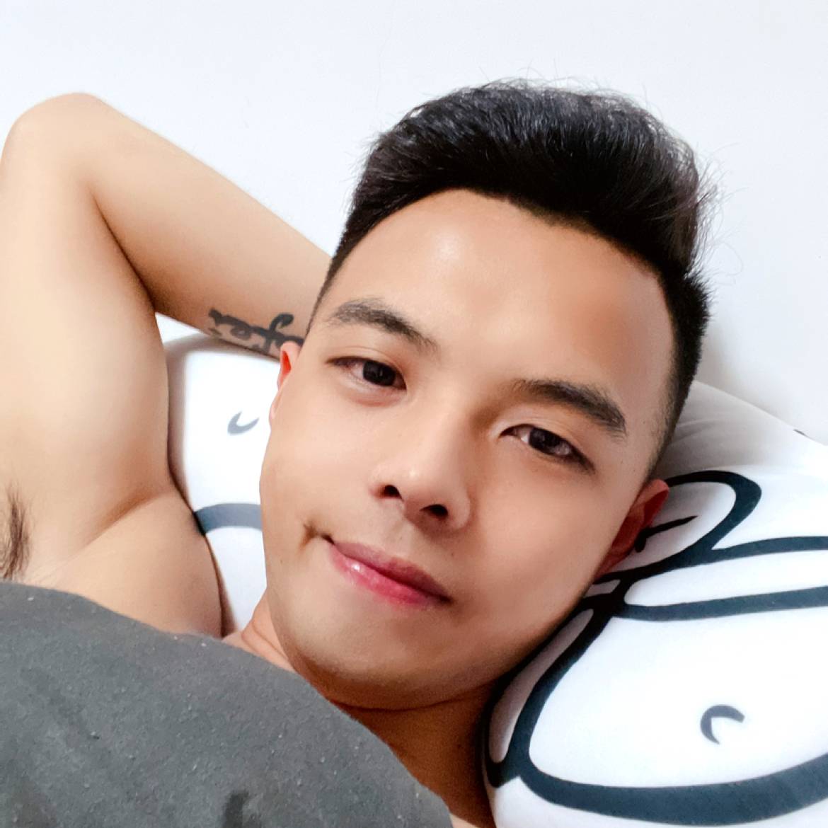 精明深拥黄蜂的照片
