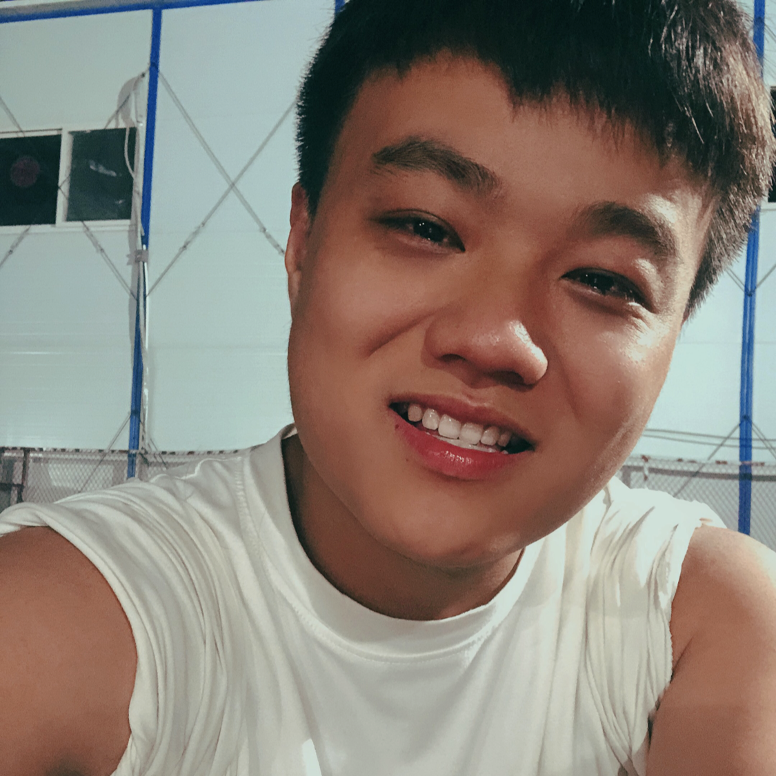 西装闻高挑的照片
