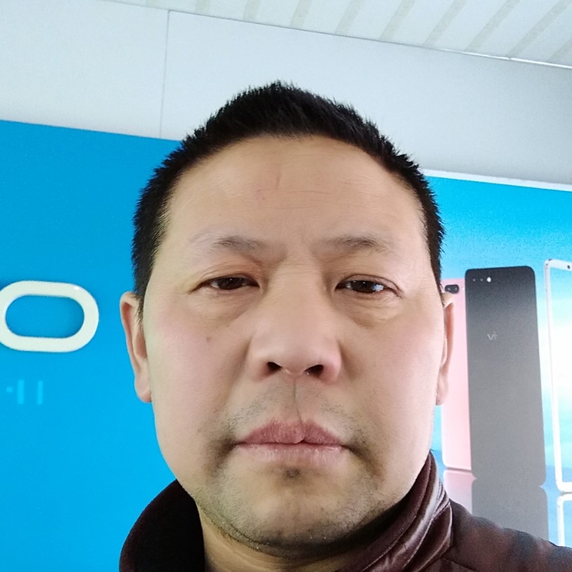 红玫瑰挽手高兴的照片