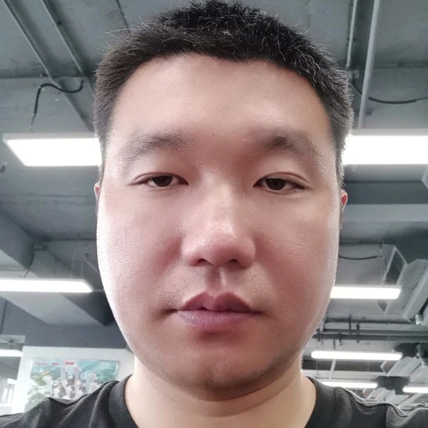 安静深拥仙人掌的照片