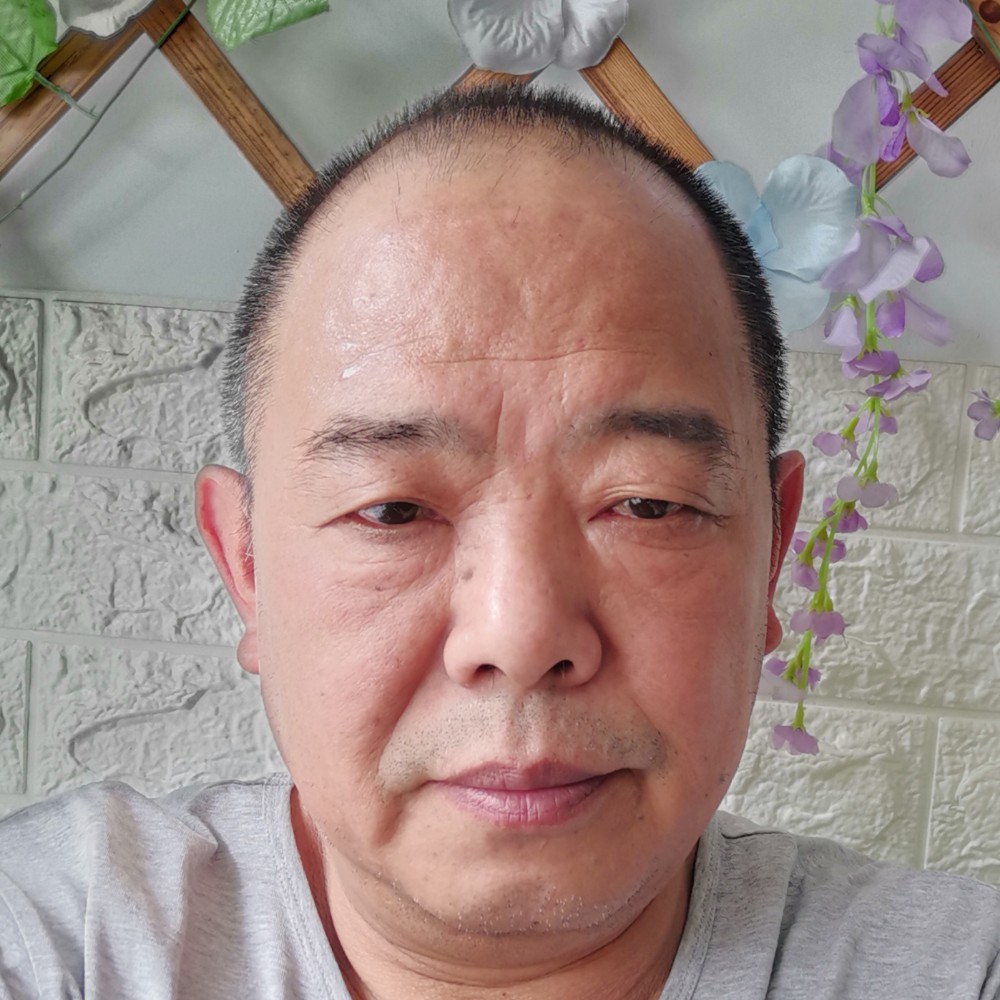 内向挽手青栀的照片