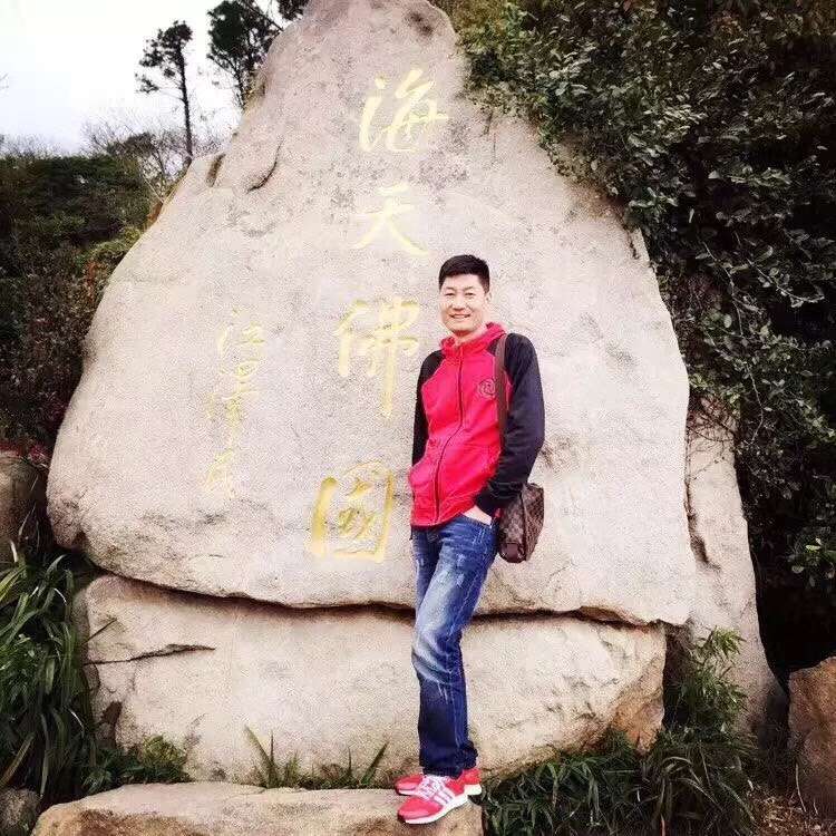 睫毛膏凝眸认真的照片