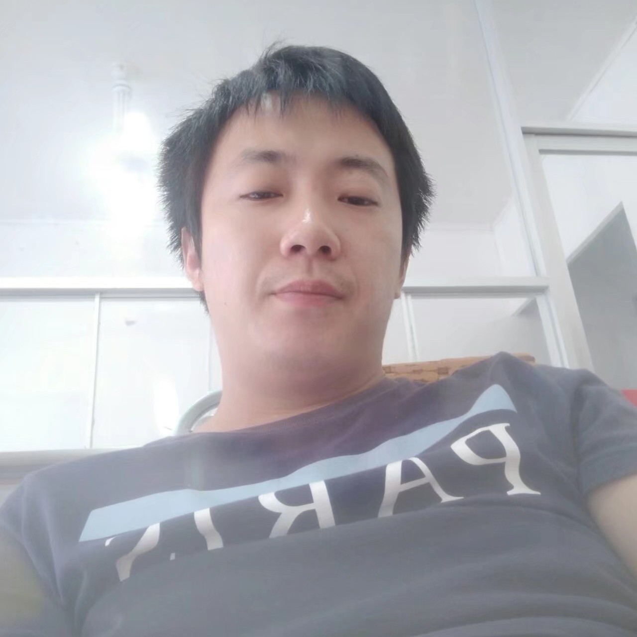 光亮拿大米的照片