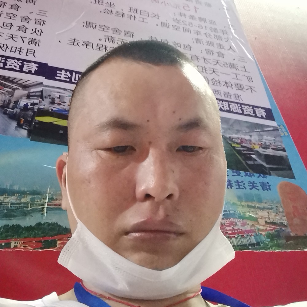 墨镜蹙眉腼腆的照片